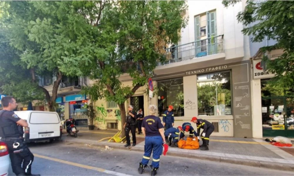 Θεσσαλονίκη: Βγήκε γυμνή στο μπαλκόνι και πετούσε κάτω καρέκλες και προσωπικά της αντικείμενα (βίντεο)